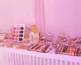 Słodki stół weselny dla 80 osób: mnóstwo ciast, babeczek i donutów.