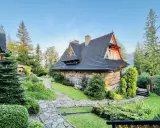 Drewniane domy w górskim otoczeniu, idealne na plan zwiedzania "Zakopane w 3 dni co zwiedzić".