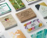 Variedad de tarjetas de presentación con diseños modernos y creativos, mostrando el tamaño estándar para tu negocio.