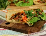 En läcker banh mi med saftigt kött, krispiga grönsaker och färsk koriander i ett perfekt rostat bröd.
