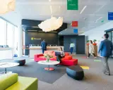 Un espace de travail Microsoft moderne et lumineux, favorisant l'organisation et la collaboration. Des zones de détente invitent à l'innovation.