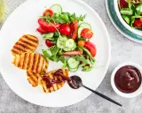 Halloumi: z czego jest i dlaczego nie topi się na grillu?