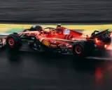 Czerwony bolid F1 2018 z numerem 55 na torze, w deszczu.
