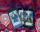 Tarot horoskop na jutro: karty przedstawiają pustelnika, koło fortuny i księżyc.
