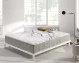 Colchón con diseño moderno sobre base blanca, ideal para quienes buscan confort y soporte. ¿Que es mejor para la espalda muelles o visco?
