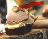 En klassisk jägarmacka med smör, falukorv och senap. Perfekt för en utflykt i skogen.