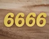 Quatre chiffres dorés 6666 sur fond de bois. Le 6666 signification est souvent lié à l'abondance et à la prospérité.