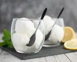 Deux verres de sorbet citron, parfaits pour un cocktail Colonel rafraîchissant, avec des quartiers de citron et de la menthe.