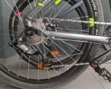 Tylna przerzutka SRAM X3 i kaseta z 8 zębatkami tworzą prosty, ale skuteczny napęd 1x8. Idealny do miejskich przejażdżek.
