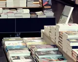 Stosy książek w Empiku, gotowe do sprzedaży. Zastanawiasz się, jak wydać książkę w Empiku? Zacznij od stworzenia bestsellerów!