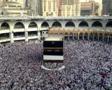 Menschenmassen umgeben die Kaaba in Mekka während des Haddsch. Ein Symbol des Glaubens und der Einheit.