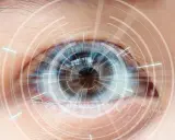 Zbliżenie oka z cyfrowymi okręgami, sugerującymi analizę widzenia i rodzaje astygmatyzmu.