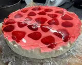 Oszałamiające ciasto z truskawkami w galaretce, wygląda jak letni deser marzeń.