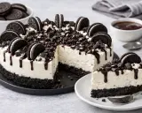 Gâteau au fromage crémeux, garni de biscuits Oreo et de sauce au chocolat. Un délice avec son fond de gâteau croustillant sans cuisson.