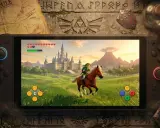 Link na koniu pędzi przez łąki w stronę zamku w grze Ocarina of Time na Switch.