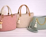 Tres bolsos de punto a dos agujas, uno rosa, uno beige y uno verde menta, con detalles de cuero, borlas y cadena dorada.