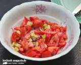 Frischer Tomaten-Paprika-Salat mit Sellerie und roten Zwiebeln, ein leichter Genuss.