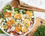 En härlig halloumi sallad med linser, avokado, fetaost och färska örter. Perfekt för en lätt lunch eller middag.