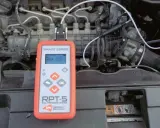 Tester ciśnienia paliwa RPT-5 podłączony do silnika. Urządzenie pomaga jak sprawdzić regulator ciśnienia paliwa, pokazując odczyty na ekranie.
