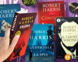Mani che sfogliano libri di Robert Harris: "Enigma", "L'Ufficiale e la Spia", "Il Ghost Writer" e altri titoli.