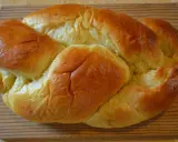 Une brioche vendéenne tressée, dorée et moelleuse, prête à être dégustée.
