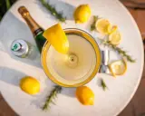 Ein erfrischender French 75 Cocktail mit Zitrone und Rosmarin. Das perfekte Rezept für einen Aperitif.