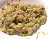 Un cremoso risotto asparagi e salsiccia, un piatto ricco di sapore e colore, pronto per essere gustato.