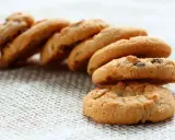 Una pila de galletas caseras con chispas de chocolate, recién horneadas y listas para disfrutar.