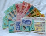 Wietnamska waluta w Hanoi: banknoty 500 000, 50 000, 20 000, 10 000, 2 000 i 1 000 dongów.