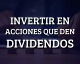 Invertir en acciones que dan dividendos. Pilas de monedas y manos en el fondo, sugiriendo crecimiento financiero.