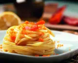 Linguine aux œufs de poisson, un délice de la mer. Un plat de pâtes fines garni de poutargue et d'une touche de citron.