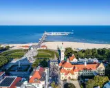 Sopot: molo, plaża i zabytkowe budynki tworzą malownicze atrakcje pomorskie.