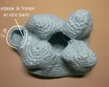 Un elefante amigurumi azul claro, en proceso de tejido. Se indica dónde empezar la trompa.