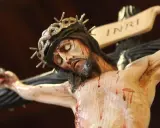 Figurka Jezusa na krzyżu, z koroną cierniową i krwawiącymi ranami. "Ludu mój, ludu, co uczyniłem ci, żeś mnie ukrzyżował?