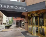 Wejście do The Ritz-Carlton z obrotowymi drzwiami. pro8l3m ritz-carlton tekst.