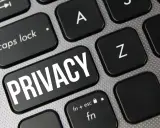 Tasto "PRIVACY" su tastiera, un promemoria visivo contro la violazione della privacy digitale.