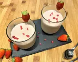 Délicieuse mousse chocolat blanc fraise, garnie de fraises fraîches et de morceaux de fruits lyophilisés.