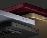 Zbliżenie na cztery telefony najnowszy sony xperia w kolorach: czarnym, srebrnym, złotym i bordowym.