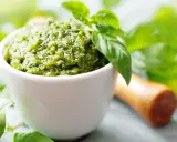 Pesto z bazylii, aromatyczny sos, do czego służy bazylia? Do nadania smaku makaronom, sałatkom i pieczywu.