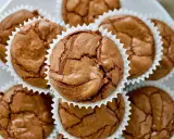 Saftige brownie muffins mit knuspriger Kruste, perfekt für eine süße Auszeit.