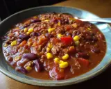 En skål med mustig chili con carne, perfekt för ett värmande chili recept. Full med bönor, majs och köttfärs.