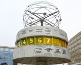 Världsklockan vid Alexanderplatz är ett av Berlins måsten. En fascinerande konstruktion som visar tiden i olika städer världen över.