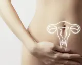 Kobieta trzyma dłoń na brzuchu, na którym widnieje rysunek narządów rodnych. Może to symbolizować parcie na pęcherz po usunięciu macicy.