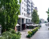 Das Madison Hotel Hamburg mit Außenbereich und Blick auf eine kopfsteingepflasterte Straße.