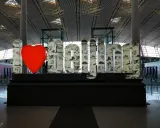 Serce i litery "I love Beijing" w terminalu lotniska. Czy można wyjść z lotniska w czasie przesiadki?