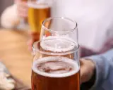 Dwa kieliszki piwa, na stole przekąski. To nie jest krzywa alkoholowa, to początek dobrej zabawy!