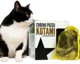 Czarno-biały kot przygląda się opakowaniu z napisem "Chroni przed kotami". To naturalny sposób, co odstrasza koty.