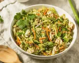 Ein bunter, knackiger Yum Yum Salat mit Nudeln, Karotten und Koriander. Perfekt für einen leichten Genuss!