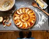 Une tarte tatin inratable, prête à être dégustée. Des pommes caramélisées sur une pâte dorée, un délice.