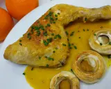 Pollo a la naranja jugoso con salsa cítrica, acompañado de champiñones y cebollino fresco.